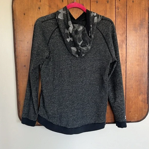 Under Armour All Season Gear Hoodie Size YXL - Picture 2 of 4